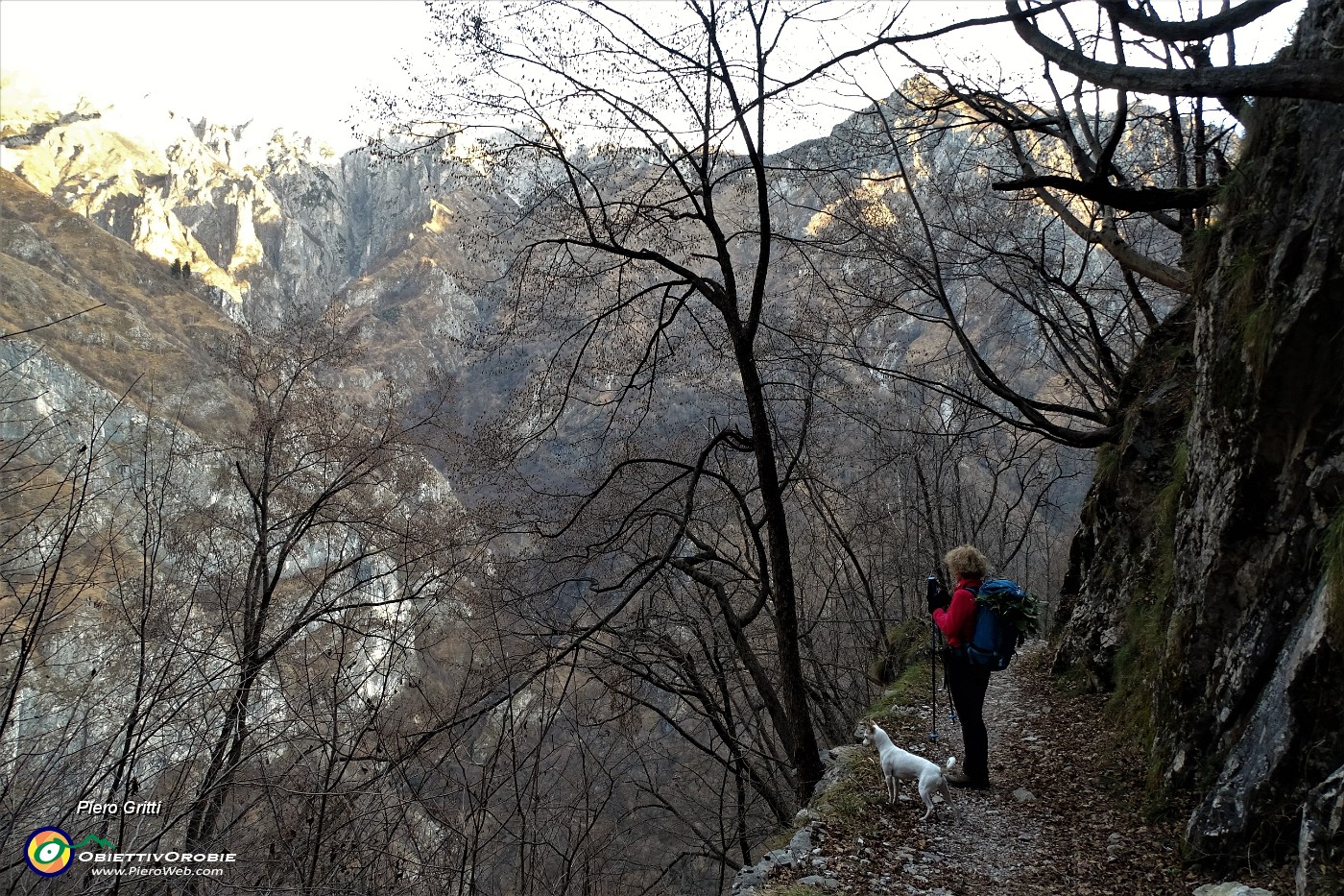 83 Osservando il selvaggio panorama della Val d'Era.JPG